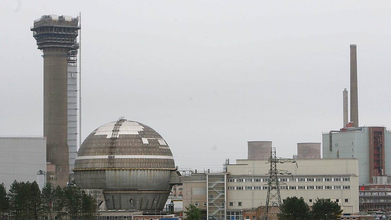 İngiltere'nin kuzeyindeki Seascale'de yer alan Sellafield Nükleer Santralinin genel görünümü (arşiv)