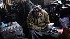 فلسطينيون يجلسون بجانب أمتعتهم أثناء انتظارهم للعبور إلى الجانب المصري من معبر رفح الحدودي مع مصر، في جنوب قطاع غزة، السبت 28 يناير 2017