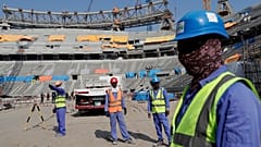 عمال أجانب يعملون في استاد لوسيل أحد ملاعب مونديال 2022 في  قطر