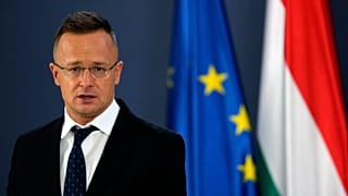 Szijjártó Péter egy sajtótájékoztatón Belgrádban, 2022. február 7-én