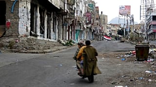 شارع في مدينة تعز مدمر بسبب الحرب - أرشيف