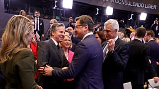 Az amerikai külügyminiszter (szemben) üdvözli ukrán kollégáját
