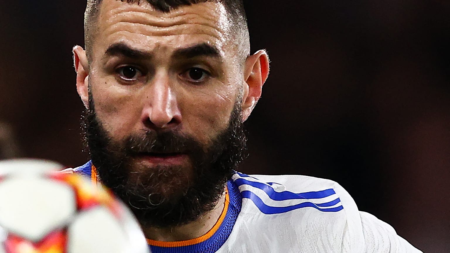 مهاجم ريال مدريد كريم بنزيمة خلال مباراة الذهاب في ربع نهائي دوري أبطال أوروبا  أمام تشيلسي على ملعب ستامفورد بريدج في لندن.