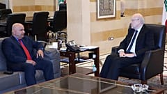 رئيس الوزراء اللبناني نجيب ميقاتي مع المدير الإقليمي للبنك الدولي ساروج كومار جها، بيروت-لبنان، الخميس 7 أبريل/ نيسان 2022