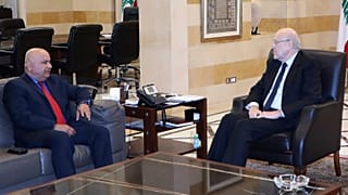 رئيس الوزراء اللبناني نجيب ميقاتي مع المدير الإقليمي للبنك الدولي ساروج كومار جها، بيروت-لبنان، الخميس 7 أبريل/ نيسان 2022
