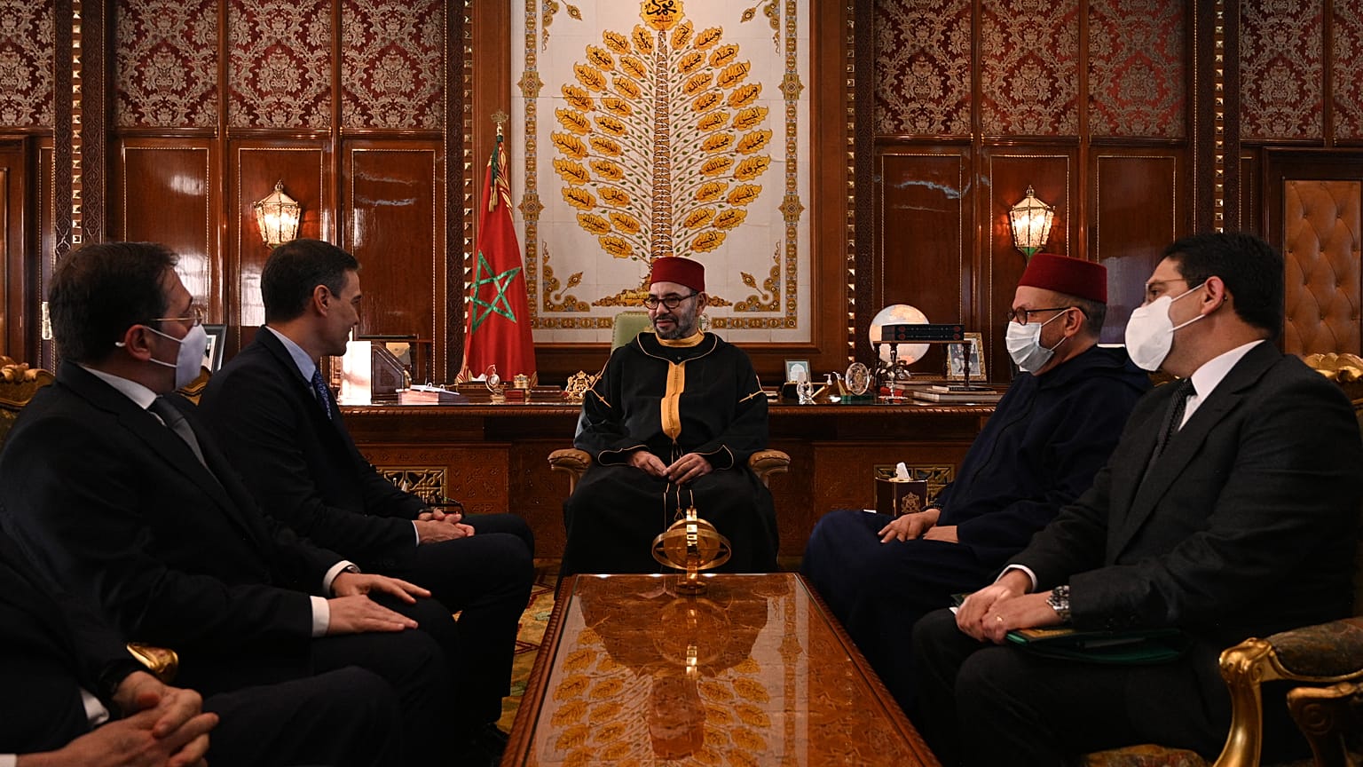 العاهل المغربي الملك محمد السادس يستقبل رئيس الوزراء الإسباني بيدرو سانشيز في إطار زيارته الرسمية للمغرب في القصر الملكي بالرباط.