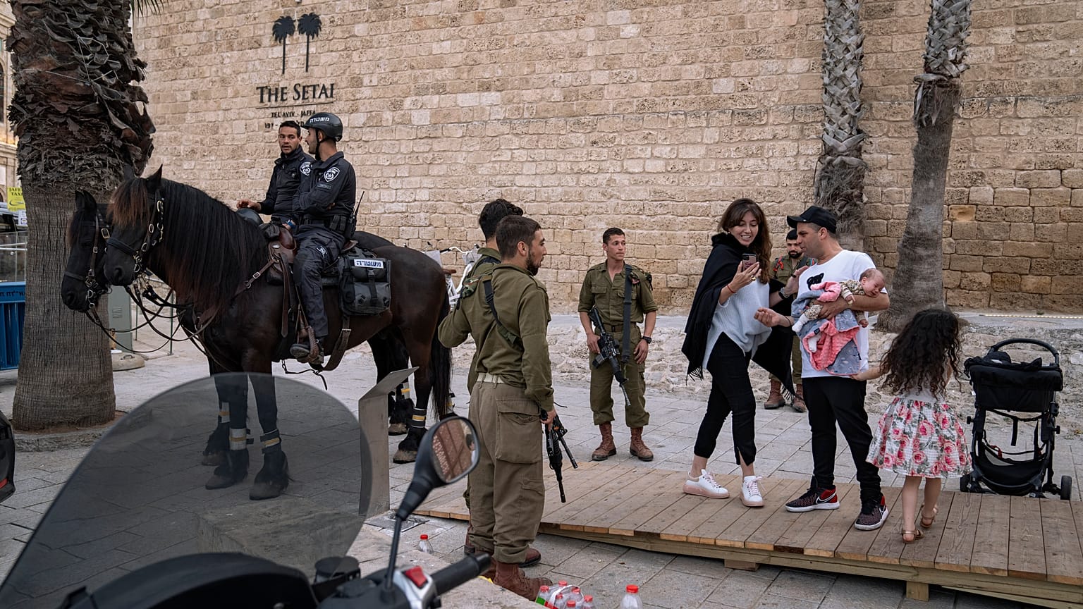 Израильские солдаты и полиция на службе в Тель-Авиве 2 апреля