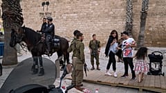 Израильские солдаты и полиция на службе в Тель-Авиве 2 апреля