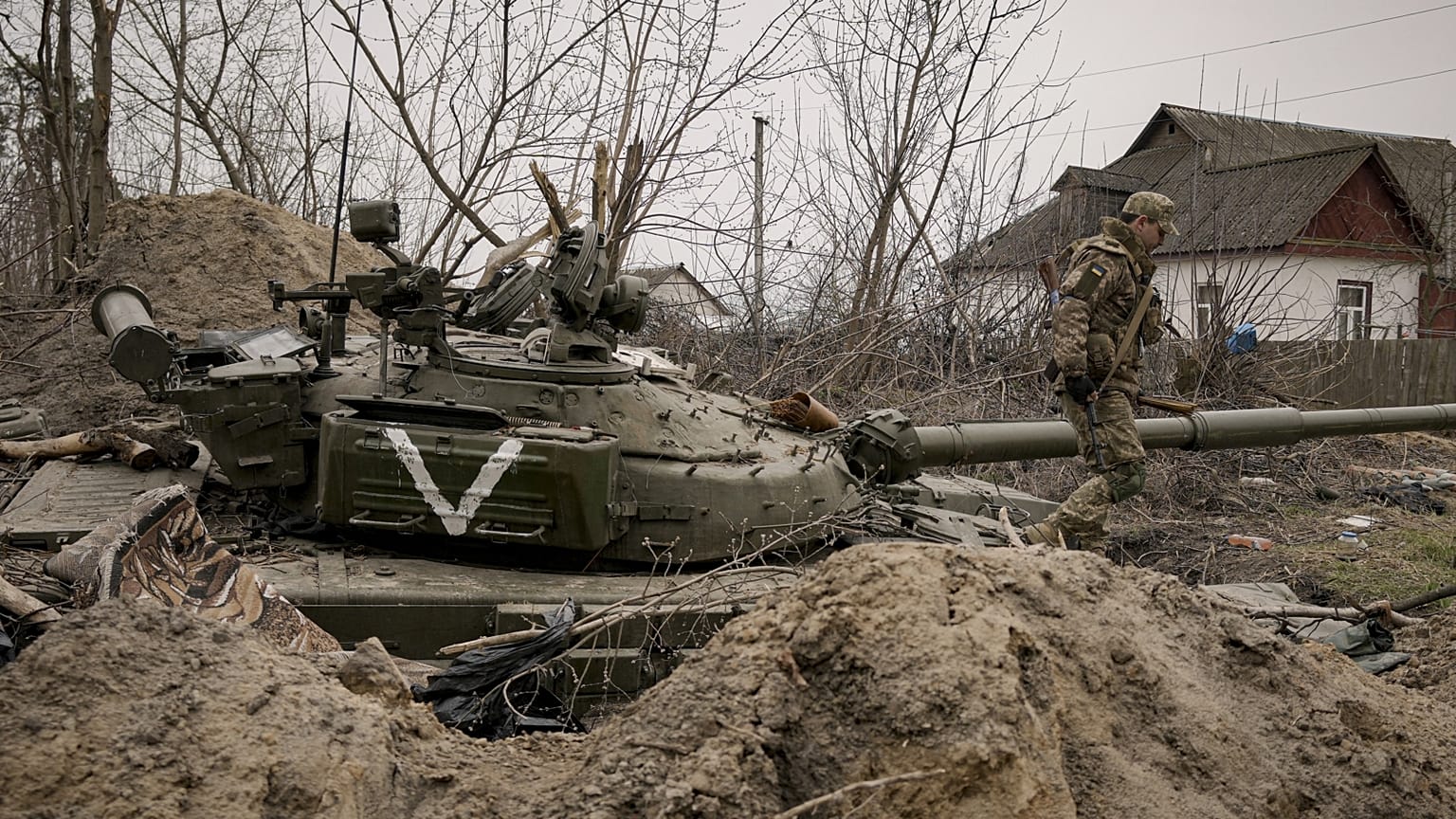 Hátrahagyott orosz tank a Kijev közelében fekvő Andrijivkában