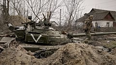 Hátrahagyott orosz tank a Kijev közelében fekvő Andrijivkában