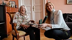 Keleti Ágnes (balra) az otthonában vette át a Magyar Érdemrend Középkeresztje a Csillaggal kitüntetést Szabó Tünde sportért felelős államtitkártól