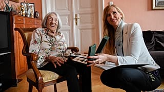 Keleti Ágnes (balra) az otthonában vette át a Magyar Érdemrend Középkeresztje a Csillaggal kitüntetést Szabó Tünde sportért felelős államtitkártól