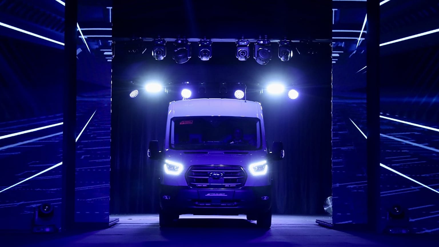 Ford'un Avrupa'daki ilk elektrikli ticari aracı E-Transit, hattan indirildi
