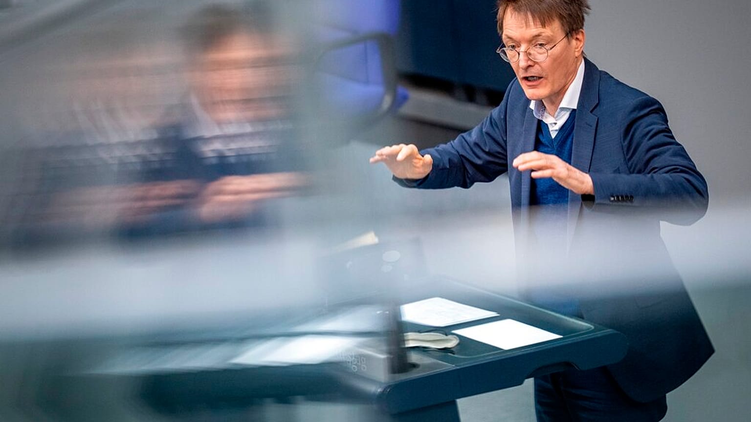 Der deutsche Gesundheitsminister Karl Lauterbach im Parlament in Berlin 