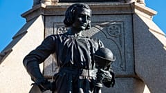 ARCHIVO - Una estatua de Cristóbal Colón se encuentra en el lado sur de Chicago, Estados Unidos, 27/6/2020