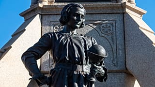 ARCHIVO - Una estatua de Cristóbal Colón se encuentra en el lado sur de Chicago, Estados Unidos, 27/6/2020