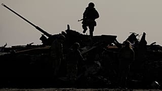 Оставленная в Буче российская бронетехника. 7 апреля 2022 года.