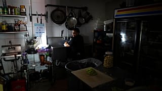 Trabajando con un generador en Las Palmas Café durante un apagón, San Juan (Puerto Rico), jueves 7 de abril de 2022.