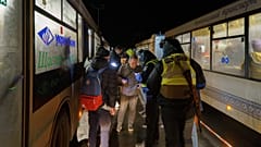  Abfahrt von Bussen für Flüchtlinge in Saporischschja