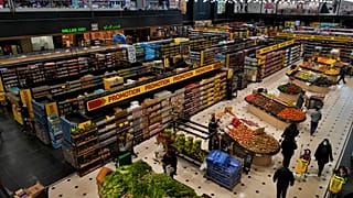 Полупустой супермаркет в Бейруте, Ливия. 15/03/2022