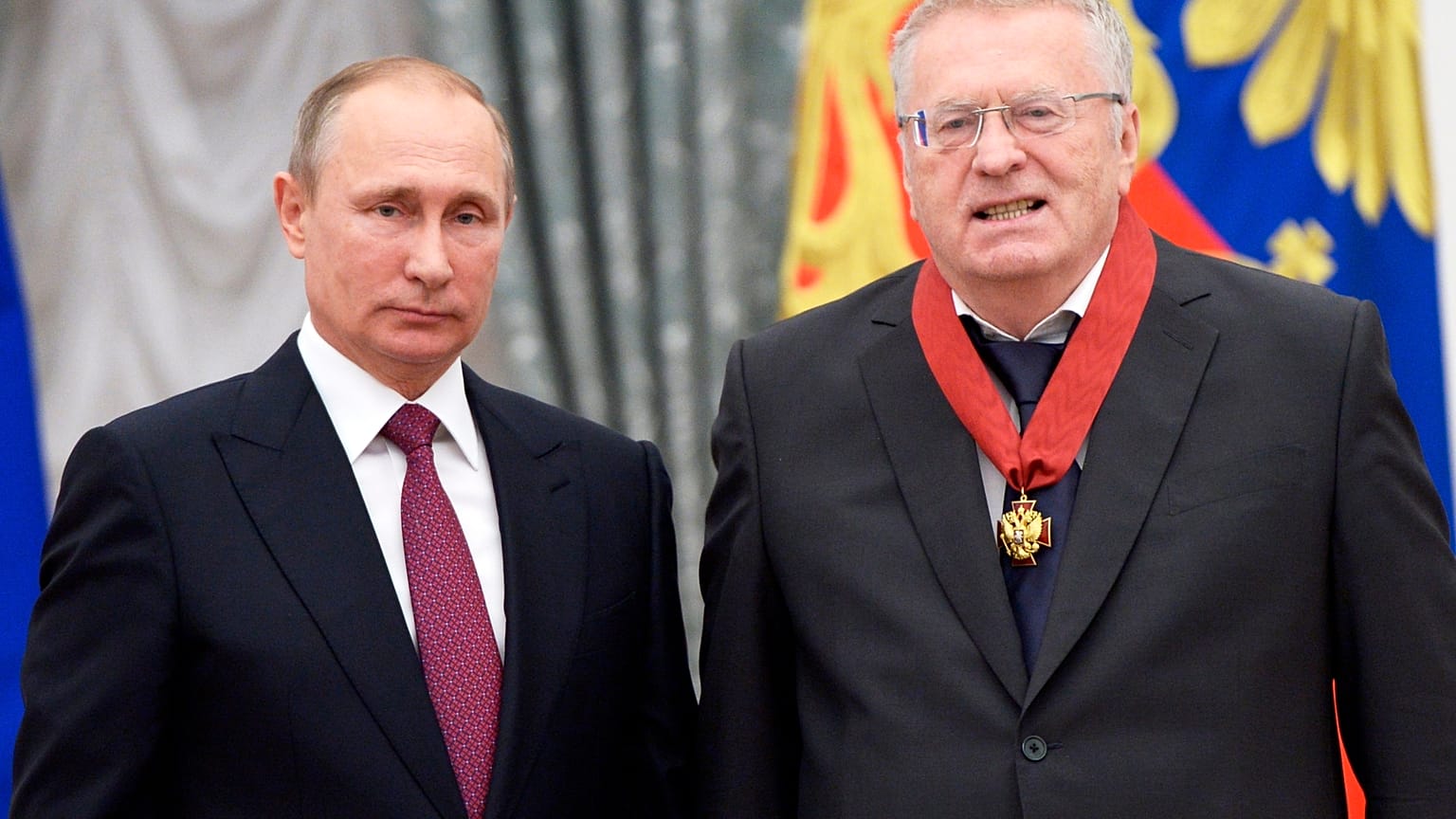 Владимир Путин и Владимир Жириновский во время вручения наград. Сентябрь 2016 года