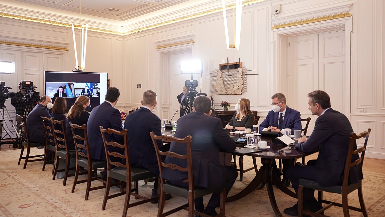 Τηλεδιάσκεψη Κυριάκου Μητσοτάκη και στελεχών της κυβέρνησης και τον Βλάντις Ντομπρόβσκις