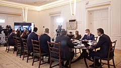 Τηλεδιάσκεψη Κυριάκου Μητσοτάκη και στελεχών της κυβέρνησης και τον Βλάντις Ντομπρόβσκις