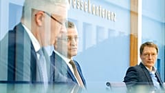 (v.l.) Gernot Marx, Präsident des DIVI, Lothar Wieler, Präsident des RKI, Karl Lauterbach, Bundesgesundheitsminister, bei der Pressekonferenz zur Corona-Lage am 8. April.