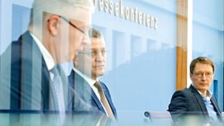 (v.l.) Gernot Marx, Präsident des DIVI, Lothar Wieler, Präsident des RKI, Karl Lauterbach, Bundesgesundheitsminister, bei der Pressekonferenz zur Corona-Lage am 8. April.
