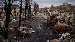 Un militar ucraniano camina entre tanques rusos destruidos en Bucha, en las afueras de Kiev, Ucrania, el 6 de abril de 2022.