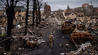 Un militar ucraniano camina entre tanques rusos destruidos en Bucha, en las afueras de Kiev, Ucrania, el 6 de abril de 2022.