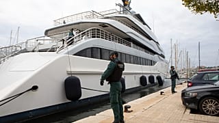 Des gardes civils devant le yacht "Tango" à Palma de Majorque en Espagne, le 4 avril 2022