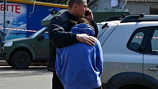 Menschen, die beim Angriff auf den Bahnhof von Kramatorsk dabei waren