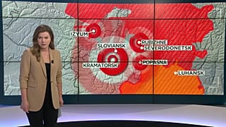 La reporter Sasha Vakulina davanti alla mappa della guerra. 