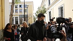 O πατέρας της 9χρονης Τζωρτζίνας, Μάνος Δασκαλάκης, αποχωρεί από το γραφείο της ανακρίτριας, μετά την κατάθεσή του για την υπόθεση θανάτου της κόρης του