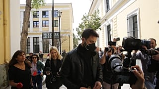 O πατέρας της 9χρονης Τζωρτζίνας, Μάνος Δασκαλάκης, αποχωρεί από το γραφείο της ανακρίτριας, μετά την κατάθεσή του για την υπόθεση θανάτου της κόρης του