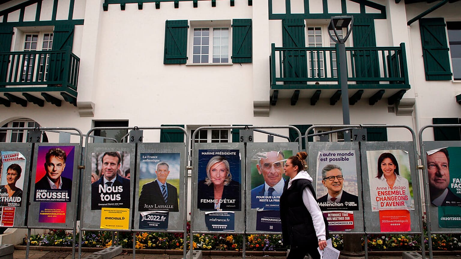 Les affiches de campagne des candidat à la présidentielle française de 2022, Anglet, France le 8 avril 2022