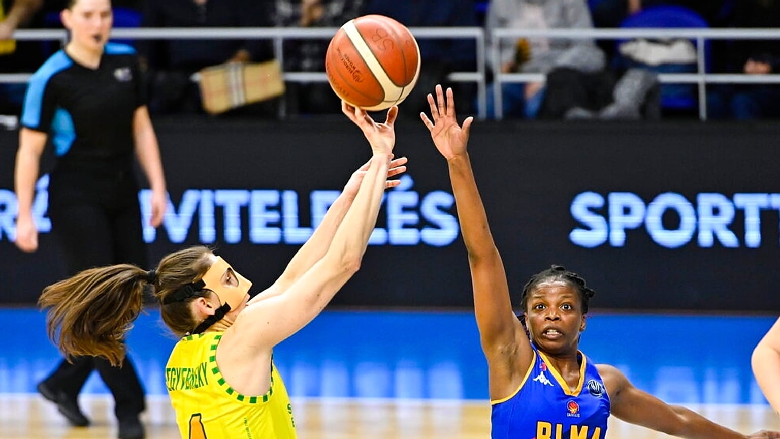 Fegyverneky Zsófia (balra) kosárra dob a Montpellier elleni negyeddöntőben 2022. március 8-án – képünk illusztráció