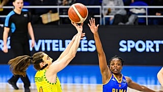 Fegyverneky Zsófia (balra) kosárra dob a Montpellier elleni negyeddöntőben 2022. március 8-án – képünk illusztráció