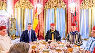 العاهل المغربي محمد السادس يتناول الإفطار رفقة رئيس الوزراء الإسباني بيدرو سانشيز في إقامة الملك في سلا- المغرب.