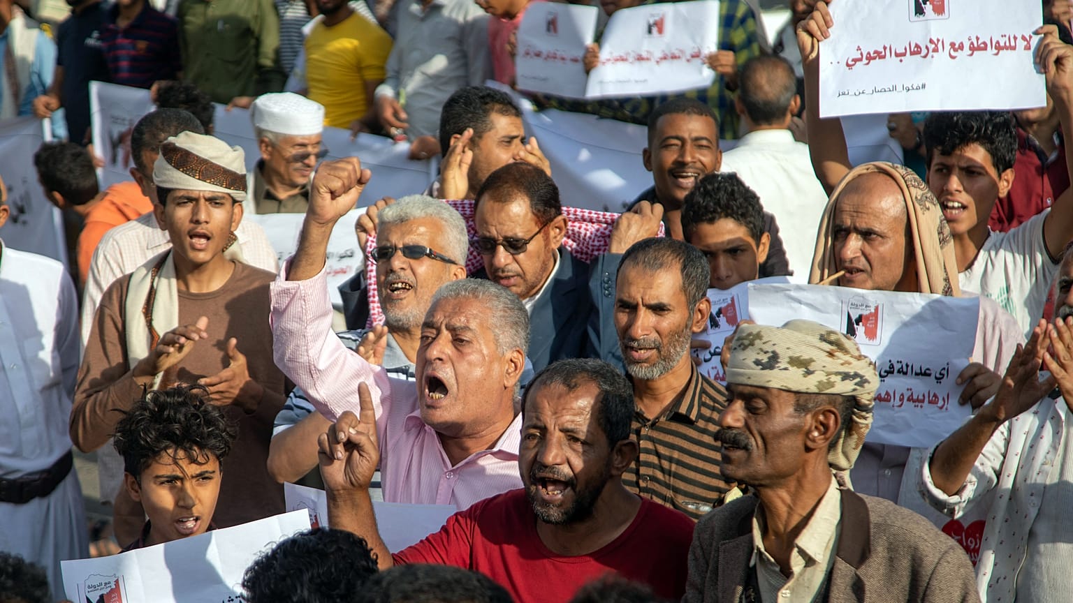 متظاهرون يمنيون يدعون إلى رفع الحصار عن محافظة تعز، ثالث مدن اليمن.