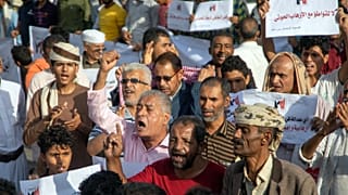 متظاهرون يمنيون يدعون إلى رفع الحصار عن محافظة تعز، ثالث مدن اليمن.