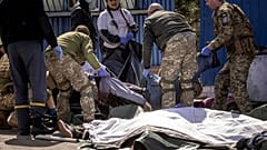 Nach dem EInschlag der Rakete am Bahnhof von Kramatorsk in der Ukraine