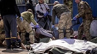 Nach dem EInschlag der Rakete am Bahnhof von Kramatorsk in der Ukraine