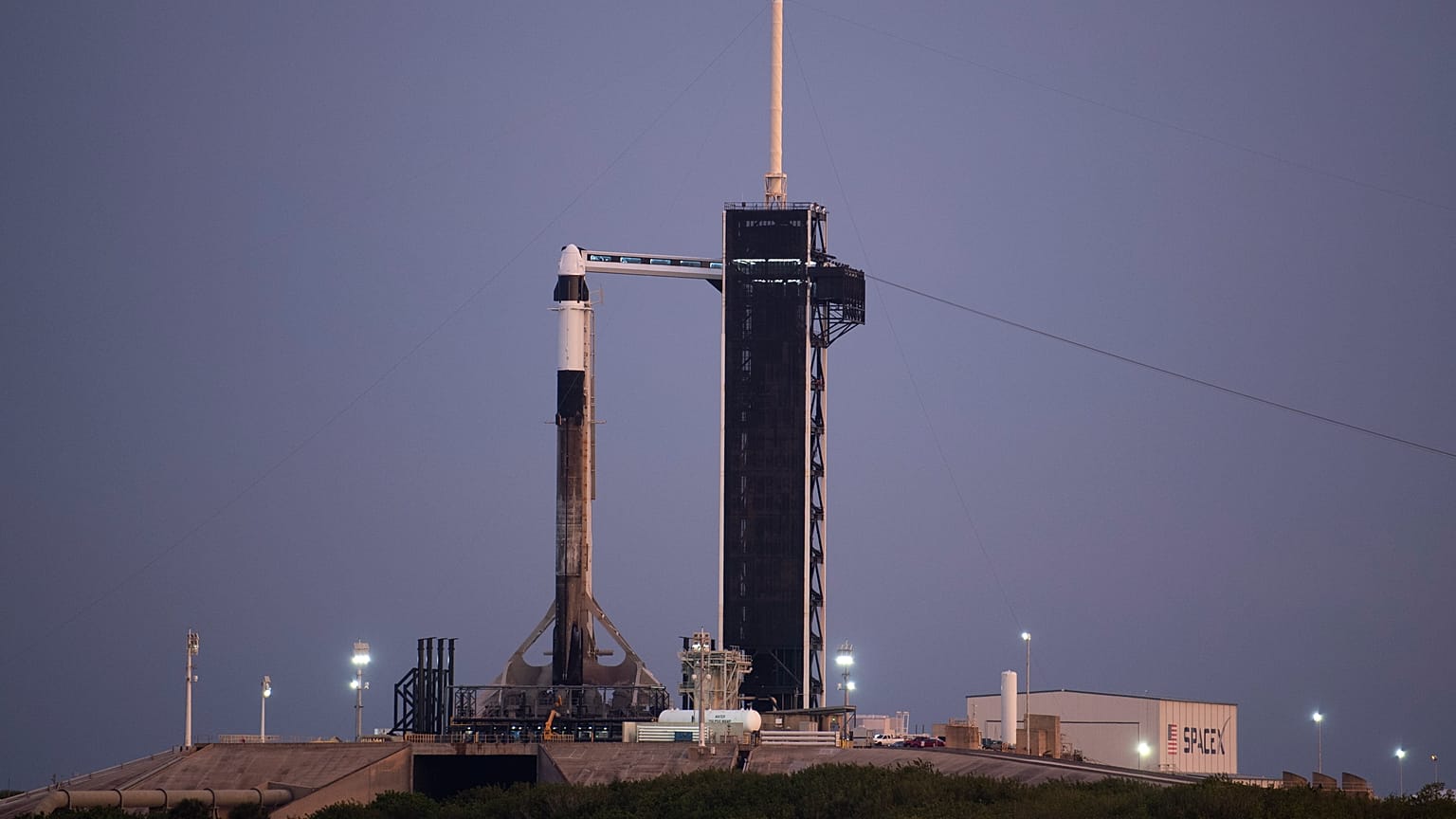 A SpaceX űrkutatási magánvállalat Crew Dragon űrhajóját szállító Falcon 9-es hordozórakéta a Cape Canaveral-i Kennedy Űrközpont kilövőállásán 2022. április 7-én. 
