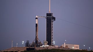 A SpaceX űrkutatási magánvállalat Crew Dragon űrhajóját szállító Falcon 9-es hordozórakéta a Cape Canaveral-i Kennedy Űrközpont kilövőállásán 2022. április 7-én. 