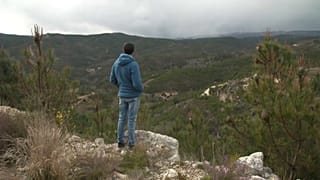 Nelson Gomes observa la zona de Covas do Barroso donde estará el yacimiento de litio