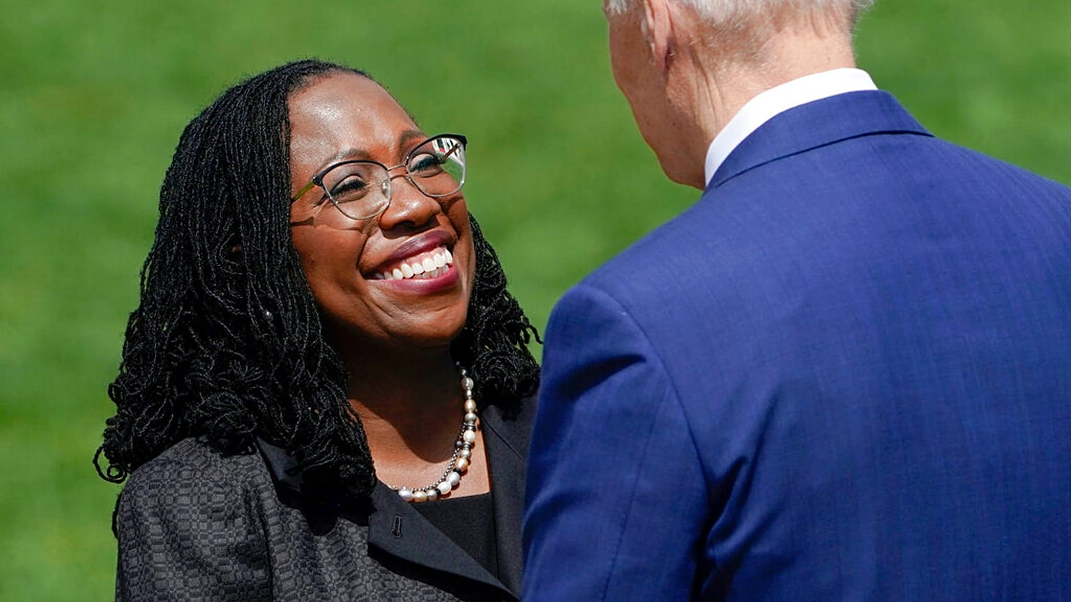 Le président Joe Biden et la juge Ketanji Brown Jackson à la Maison Blanche à Washington, vendredi 8 avril 2022.