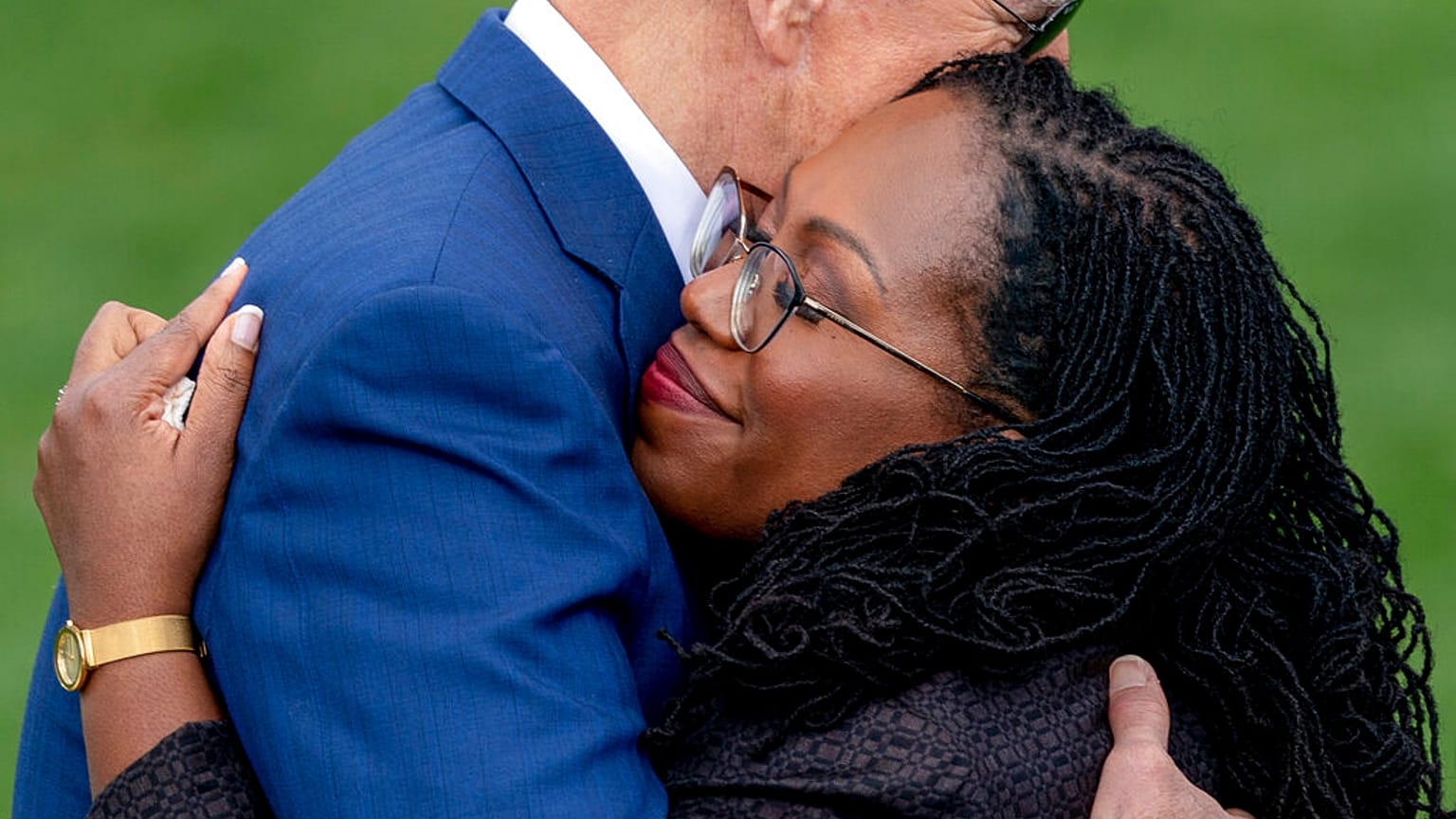 Warmer Empfang: Joe Biden umarmt Ketanji Brown Jackson im Garten des Weißen Hauses
