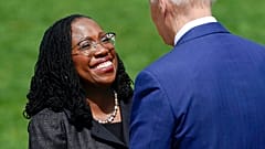 Le président Joe Biden et la juge Ketanji Brown Jackson à la Maison Blanche à Washington, vendredi 8 avril 2022.